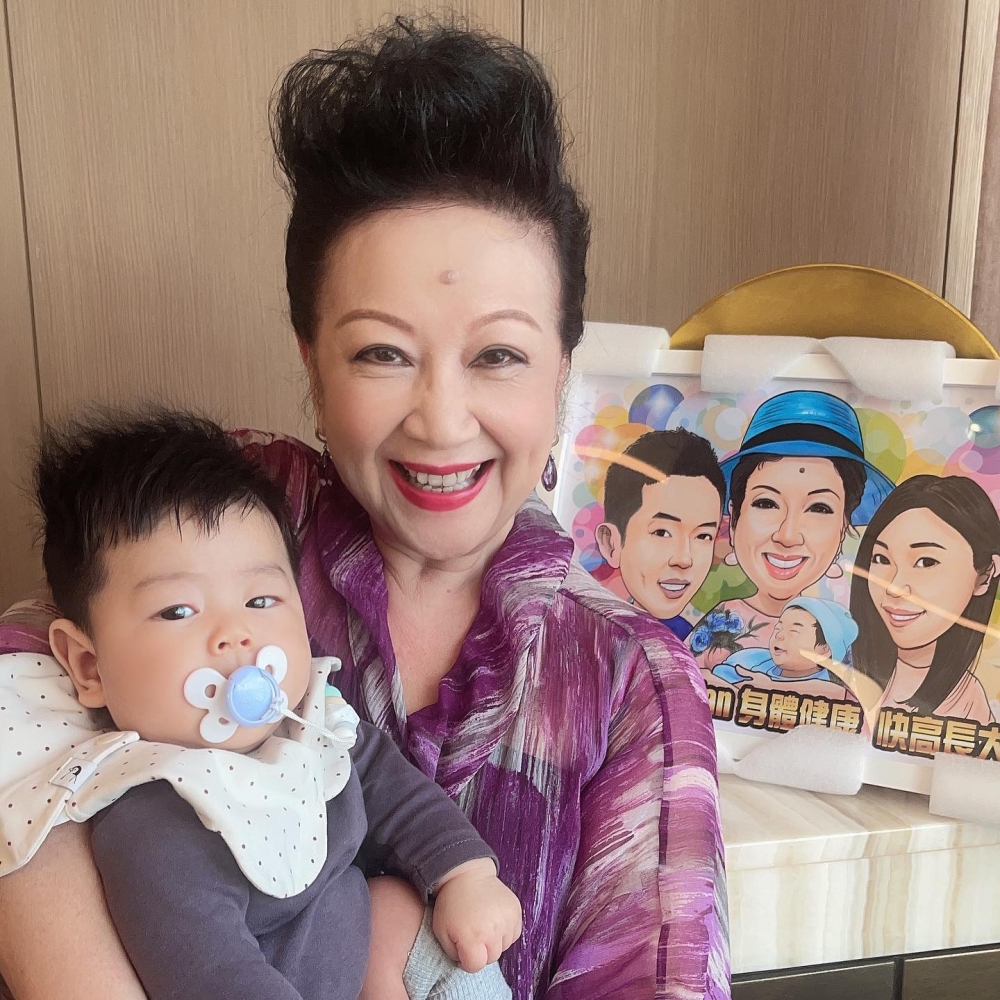 現年71歲的薜家燕於今年5月正式由家燕媽媽榮升家燕嫲嫲,兒子石耀庭(Jackson)和太太陳素怡(Zoe)一索得男。