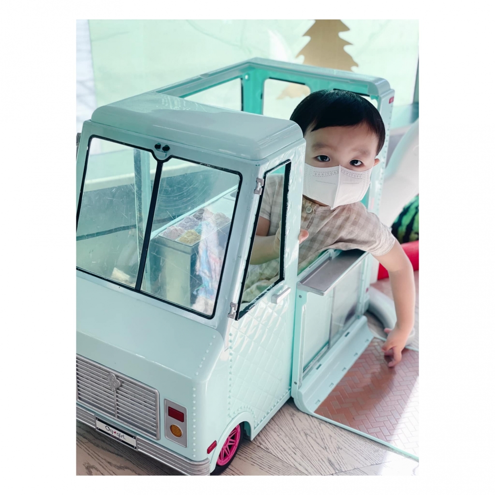 紙飛機親子餐廳可愛的車玩具。