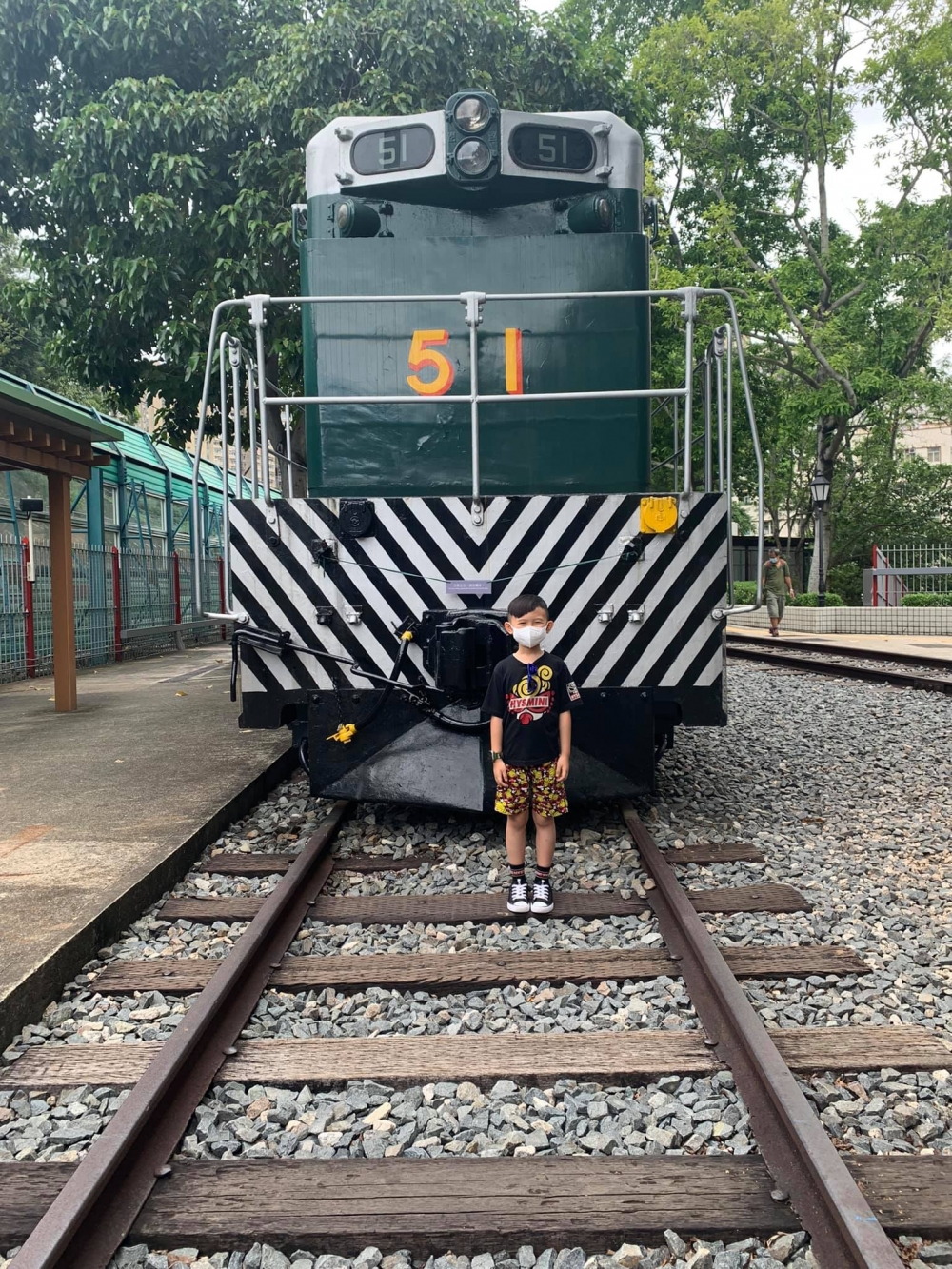 小朋友與香港鐵路博物館復古火車合影。