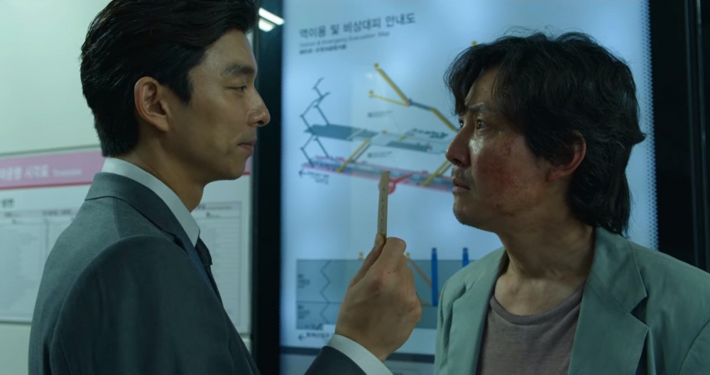 孔劉飾演的神秘人邀請窮愁潦倒的男主角李政宰，玩韓國傳統兒童遊戲「打畫片」。