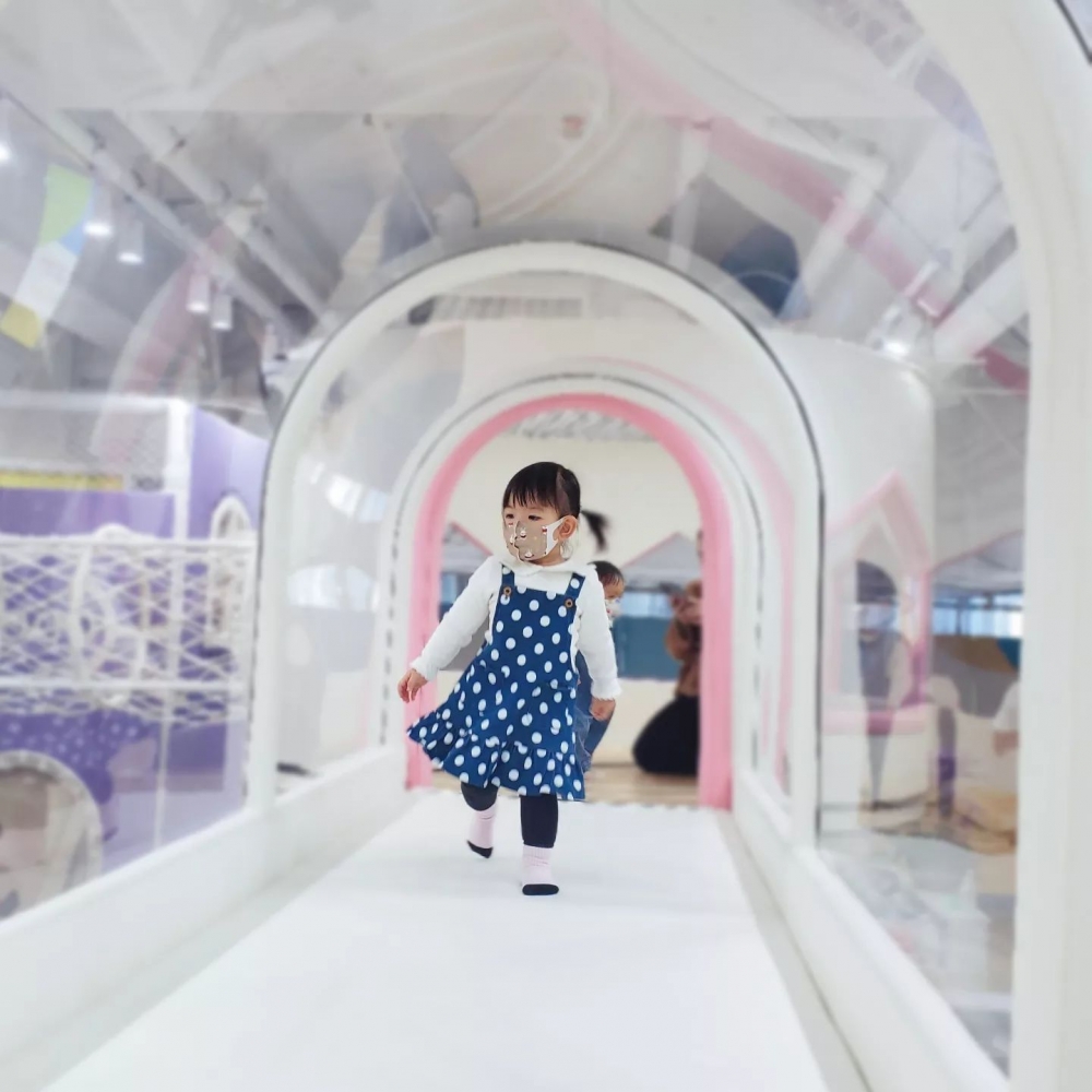 小朋友在透明棧道上淡定行走!