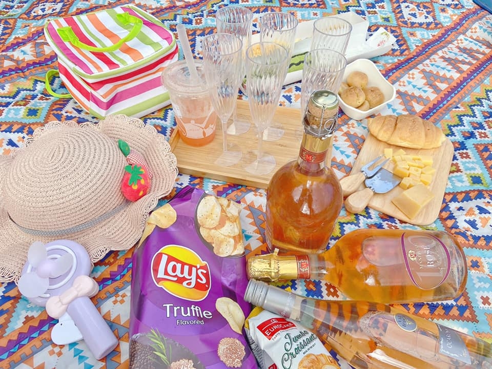 簡單的食物和飲料開啟野餐行程。