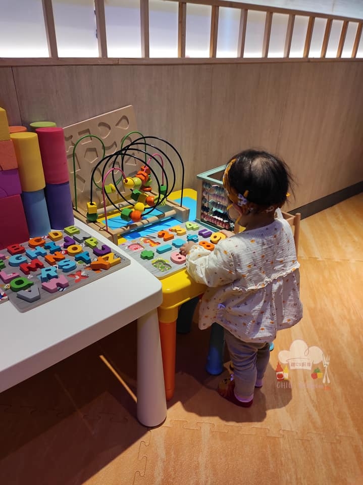 炑八韓烤親子餐廳有許多適合8歲以下小朋友玩的設施。