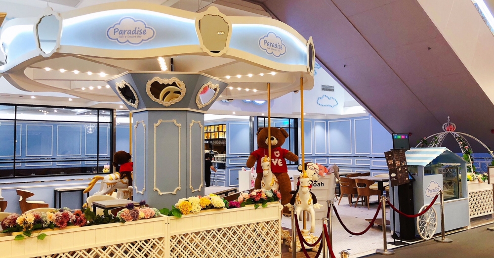 位於柴灣的Cafe Paradise走夢幻風,店內有旋轉木馬設計。
