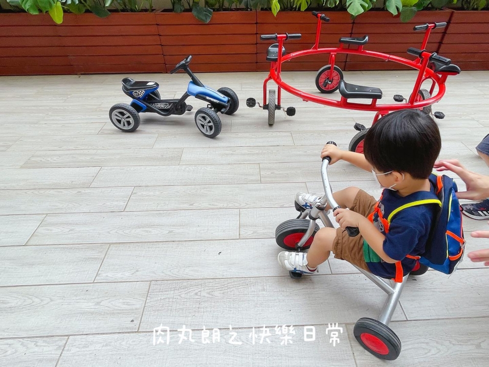 喜喜冰室店主在店門口放了不少平衡車和單車,而且還有雙人車和特別的四人單車!
