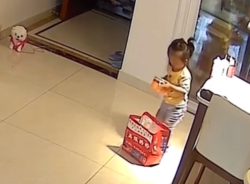 內地一名女孩幫媽媽打包飯盒，然而由於沒有拿好令飯盒掉到地上，飯餸散落一地。