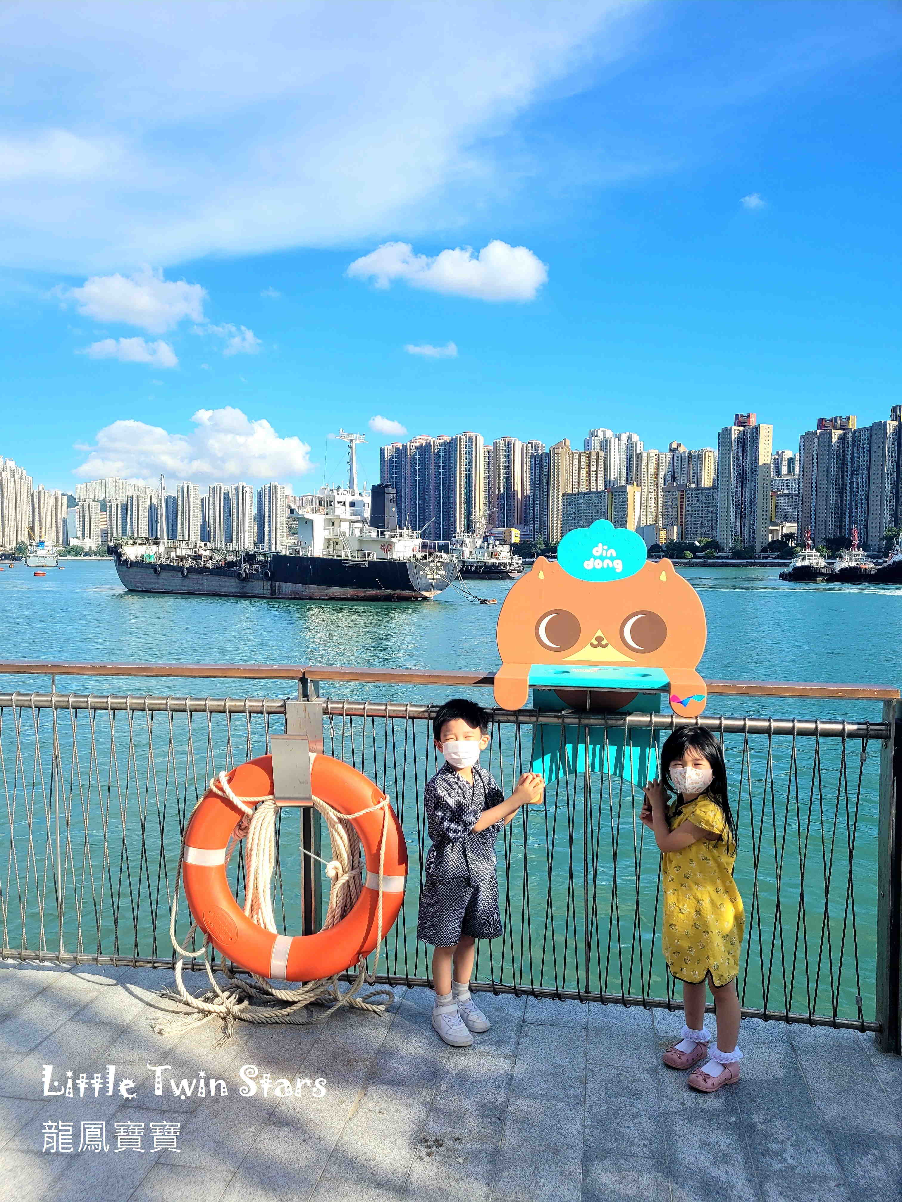 一路閒逛,與不同造型的癲噹打咭合照。