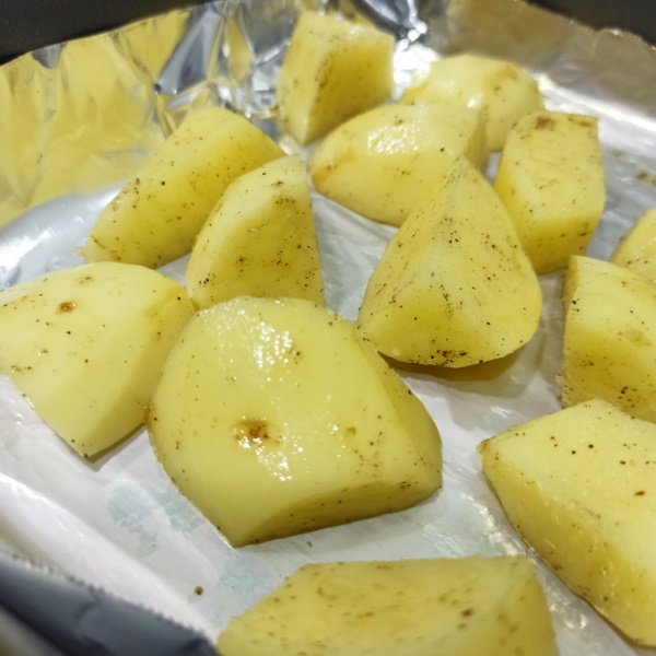 馬鈴薯切皮切件,抹上少量鹽及胡椒粉