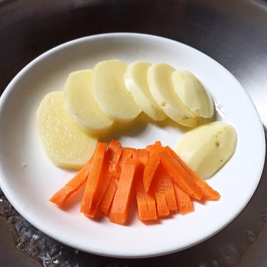 馬鈴薯 + 紅蘿蔔切件,蒸熟