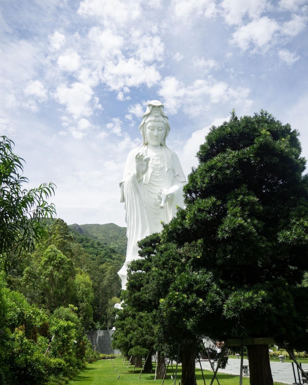 大埔慈山寺擁有一座高70米的觀音像。