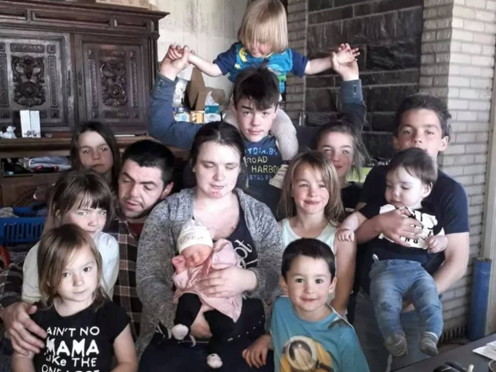 比利時一對夫婦自結婚以來共誕下7女4男,明年更增添第12名小孩,組出14人大家庭。