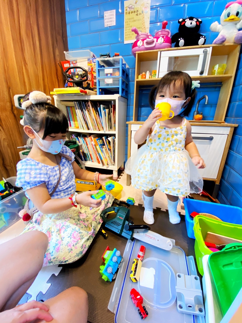 薯仔屋電影餐廳有許多玩具。