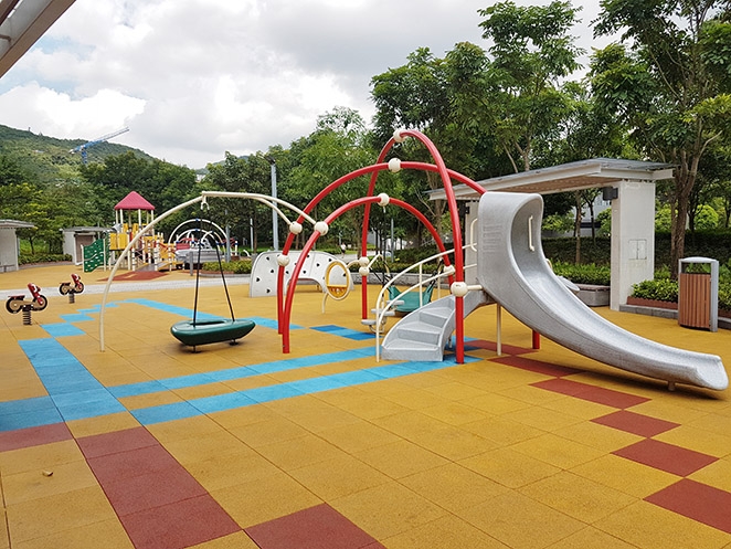 有網民表示，近日遇上一對公園小霸王霸佔着遊樂設施。