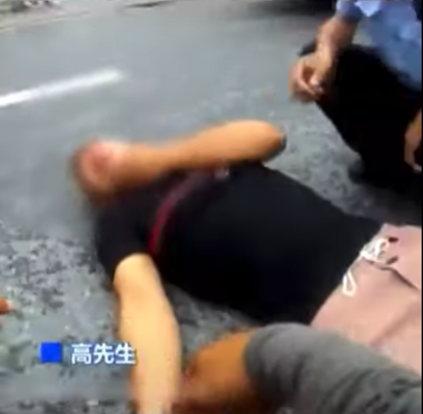 他透露原來他在教小三女兒做數學功課時,問女兒800減700等於多少,她竟然回答說是900。