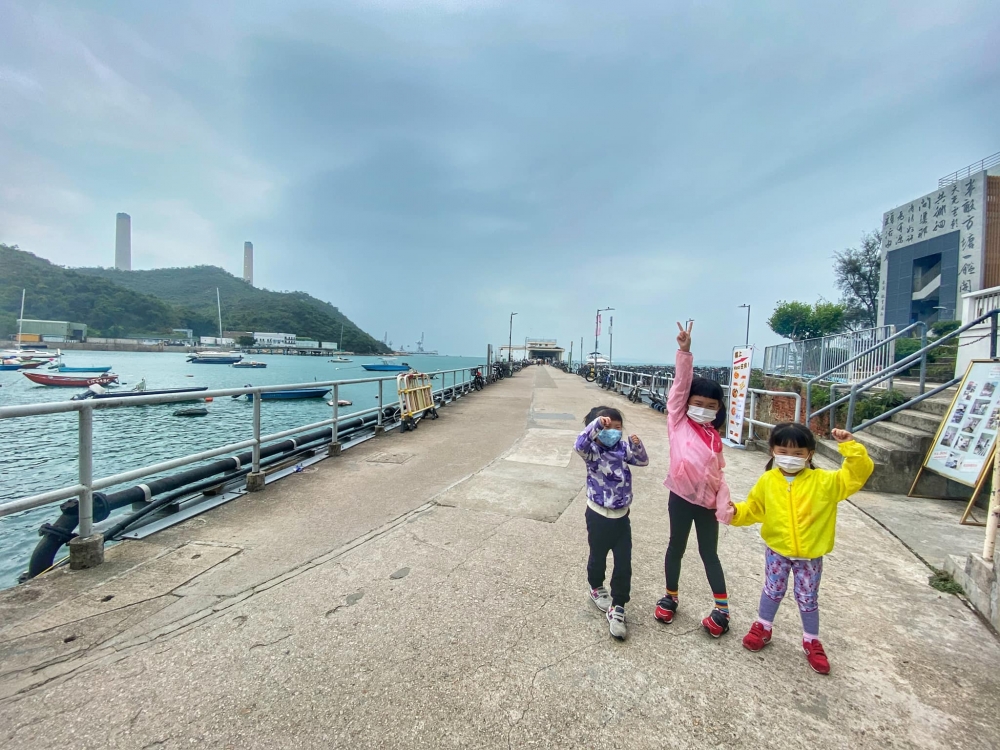 南丫島榕樹灣碼頭銜接榕樹灣大街,較多人前往。
