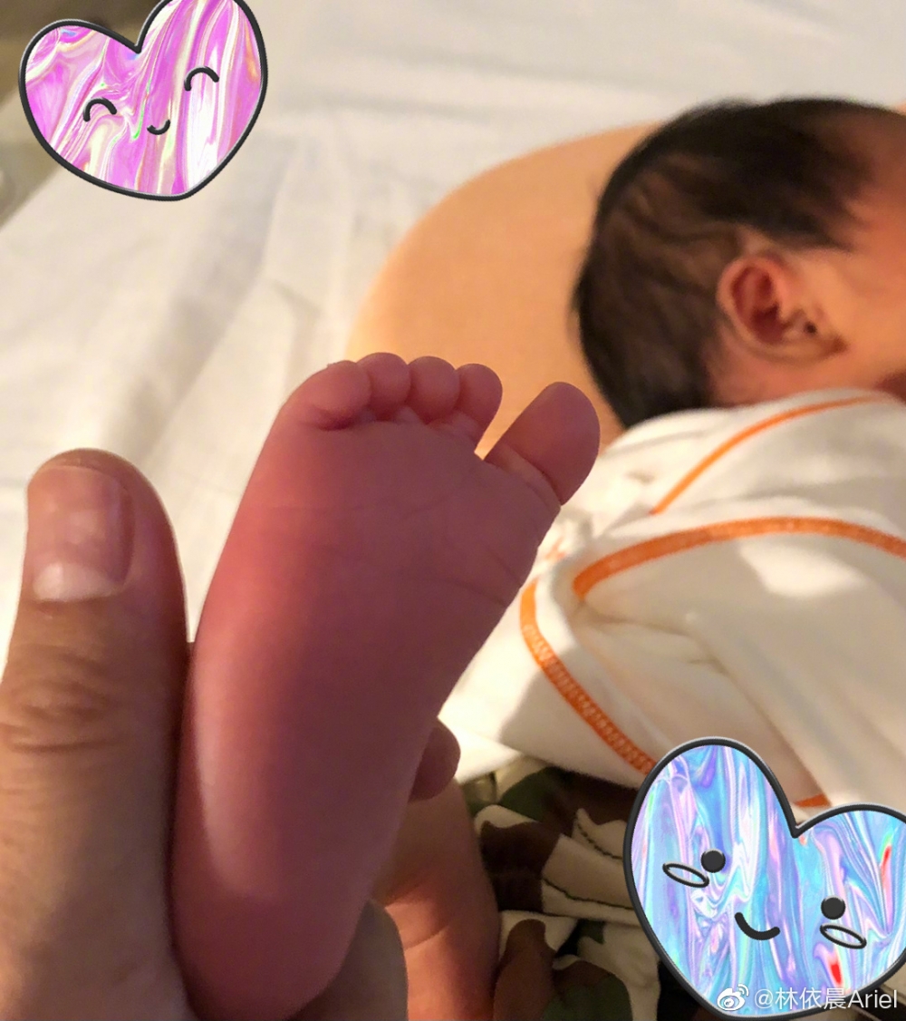 林依晨在微博公開女兒小腳。