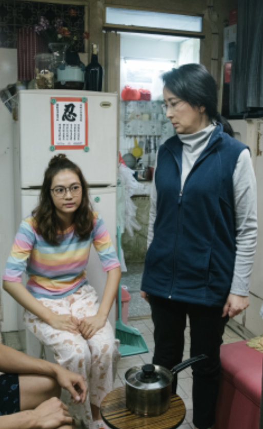男生的表妹早前被業主逼遷,而他的母親就好心收留她。