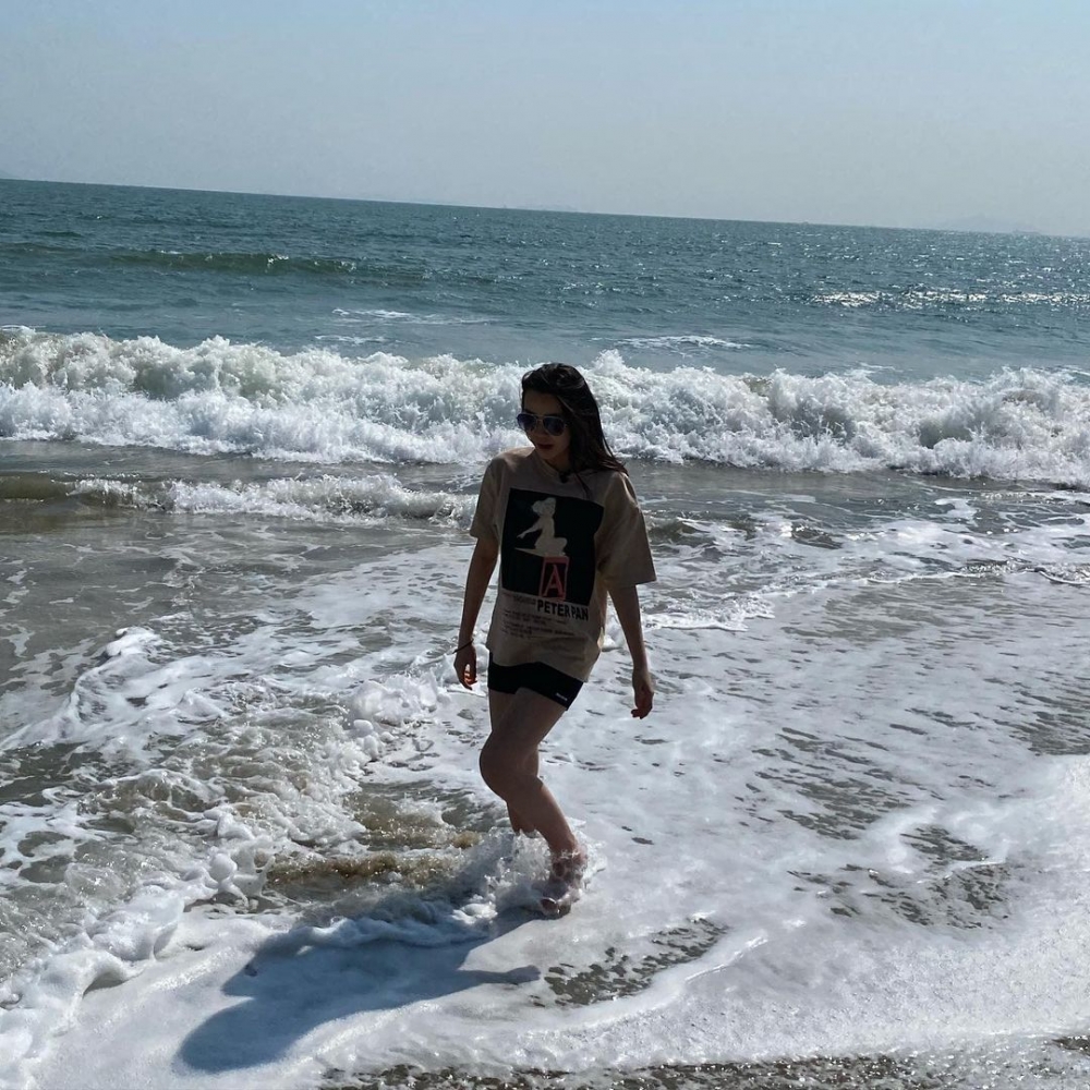 姚焯菲(Chantel)於ig上載到海邊遊玩的照片。
