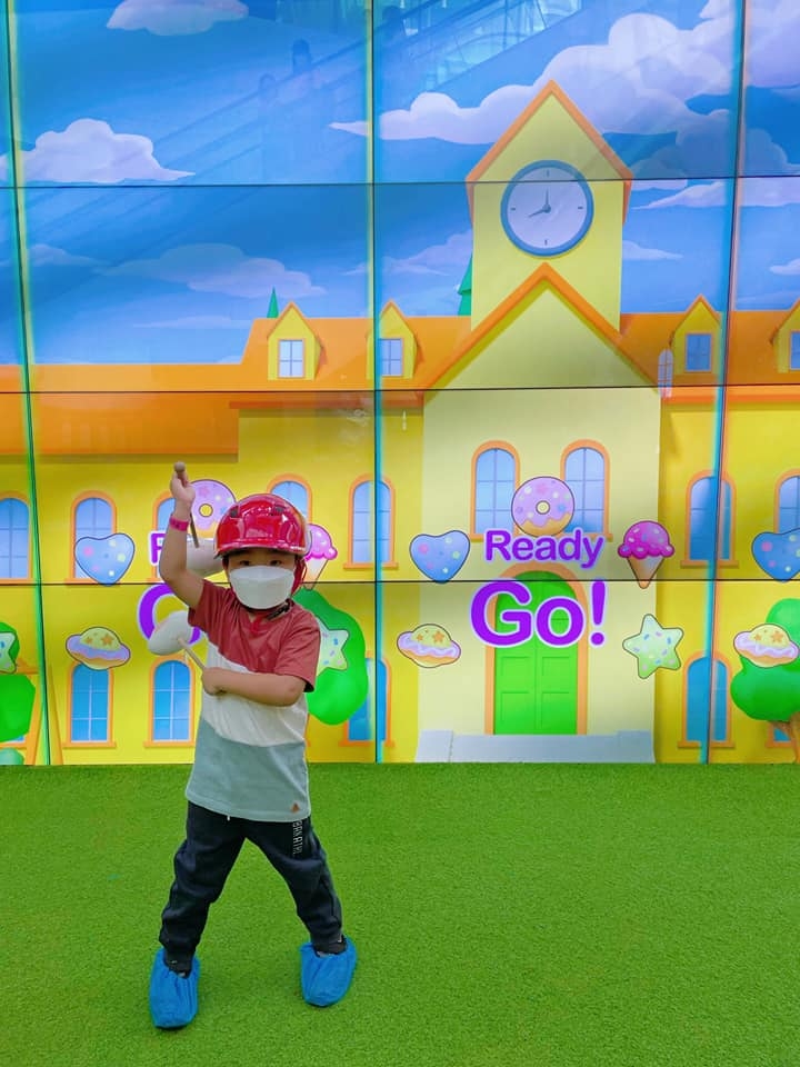 Donut Playhouse室內遊樂場 School Playground設有一個大型的互動遊戲屏幕。
