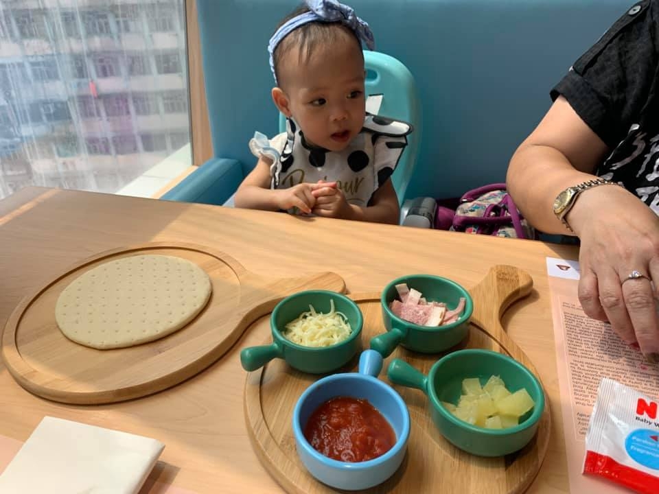 親子餐廳Q time cafe 提供DIY pizza活動。