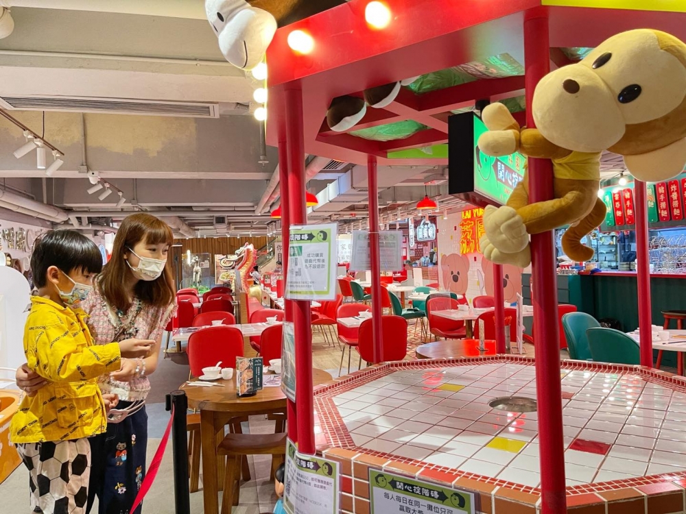 餐後餐廳會提供免費代幣比小朋友擲階磚與夾公仔,擲階磚中左一格就有綠箭香口膠鐵盒。