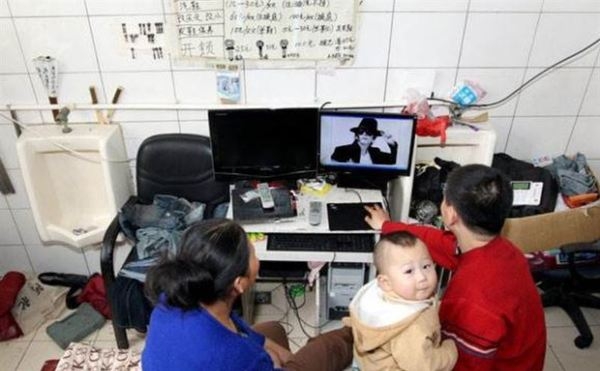 女方不介意曾令軍居於公廁，二人其後結婚生子。