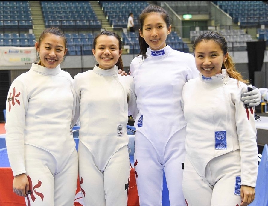 江旻憓及香港劍擊選手合影。
