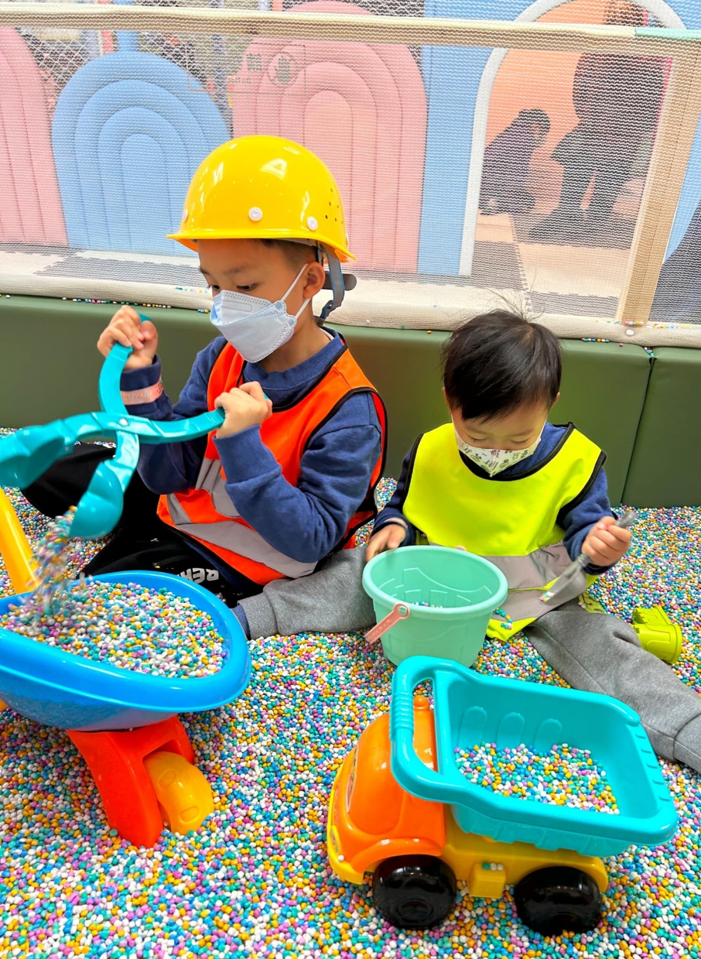 小朋友化身小小水泥工!