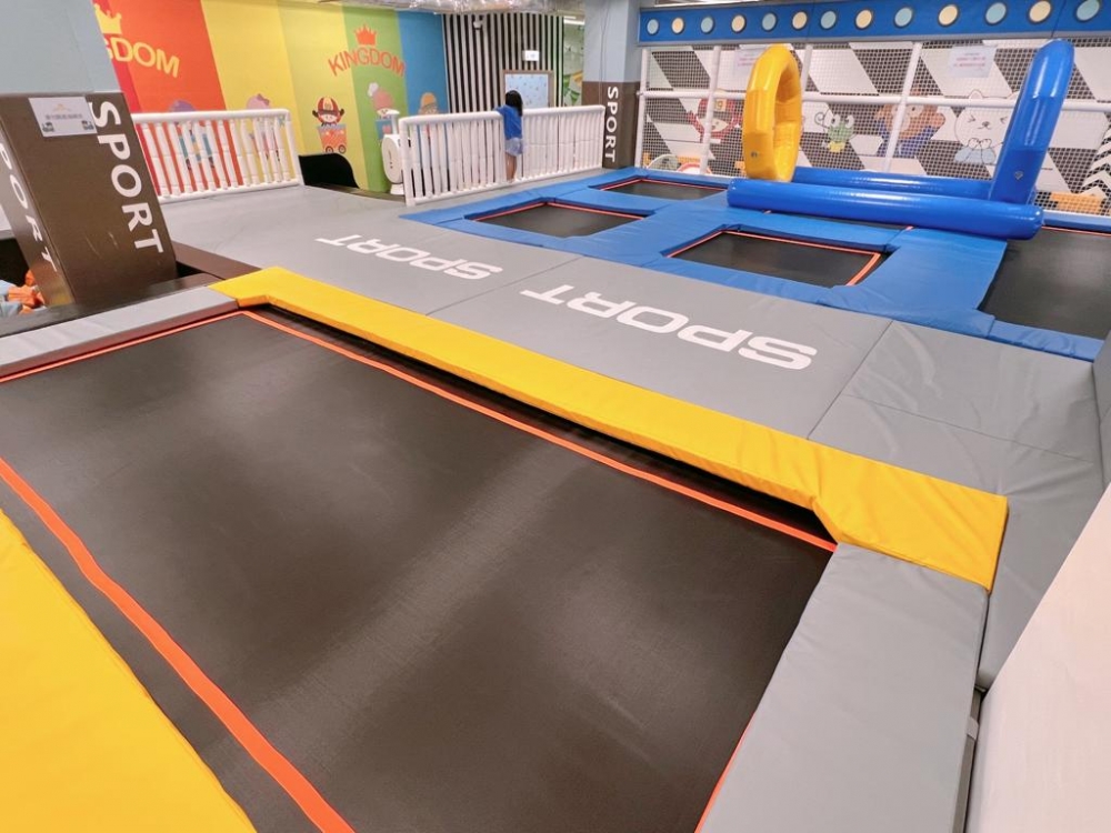 場內還設有彈跳床!