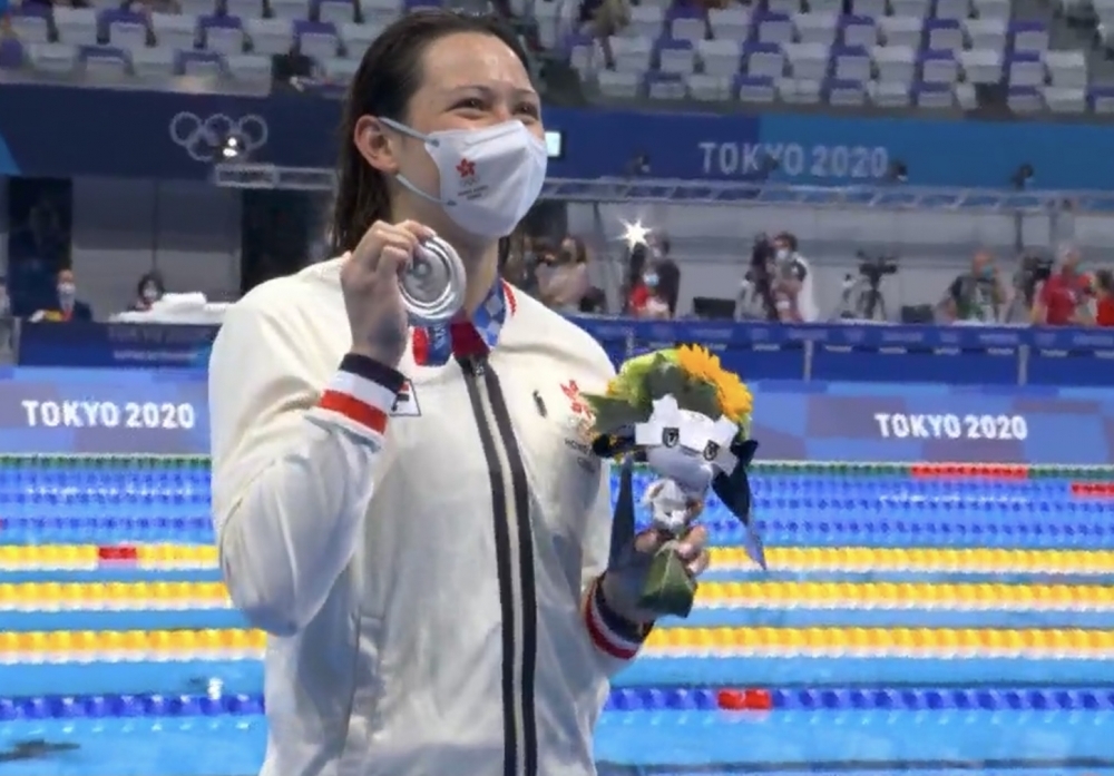 為港奪2銀的23歲「女飛魚」何詩蓓為例,就讀本地學校聖保祿天主教小學和聖保祿中學。