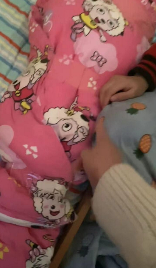 近日內地就有一間幼稚園,因為老師在午睡時間用膠紙把孩子連被綁住固定而引起爭議及批評。