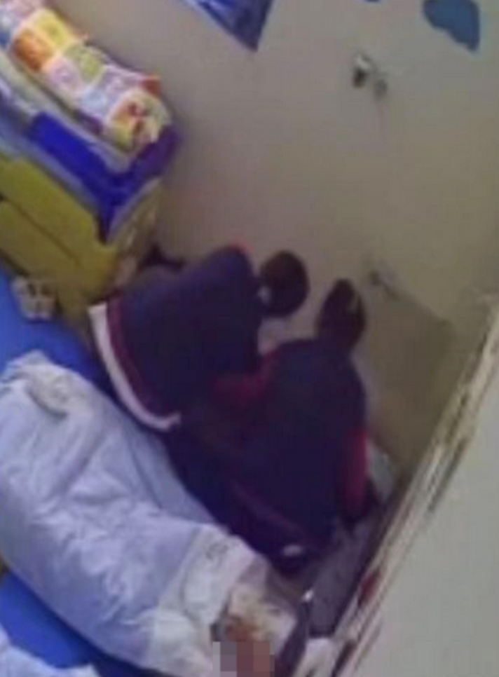幼稚園發表聲明表示,老師只是擔心小朋友會因經常踢被而冷親感冒才出此下策。