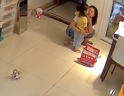 媽媽繼續攬著女兒,並為她抹眼淚。