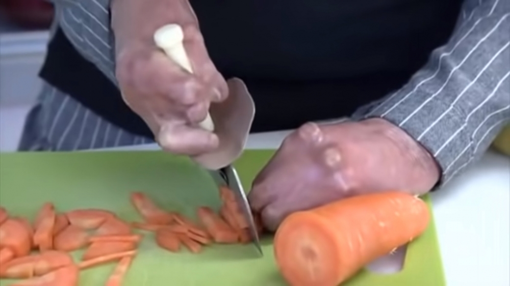 5年過去她現在已經能和其他媽媽一樣,為家人做飯。