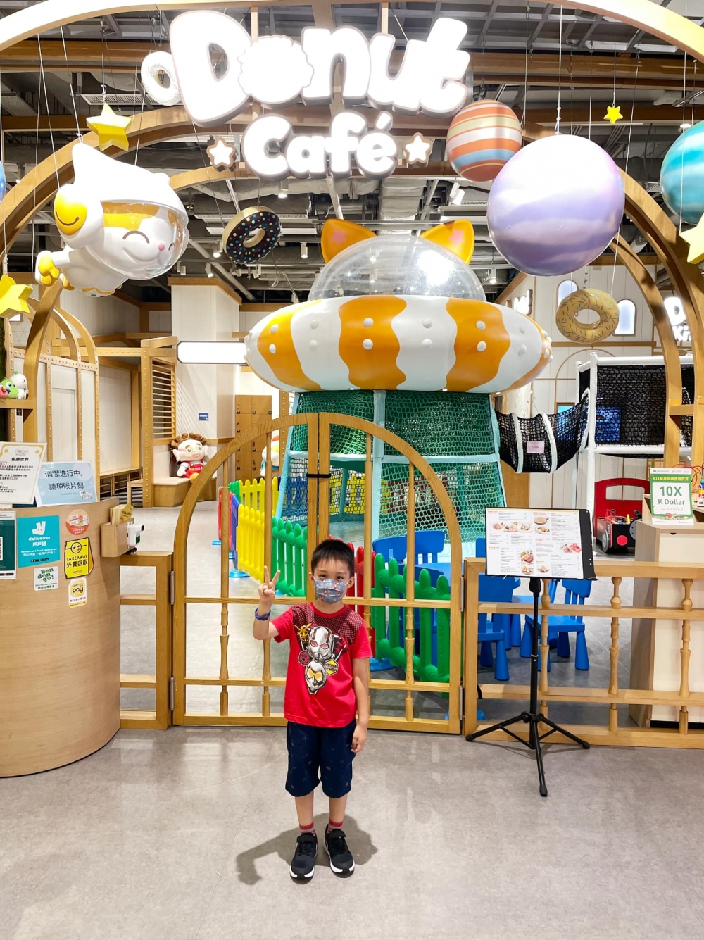 Donut Cafe超吸引人目光的兩層高大型飛船。