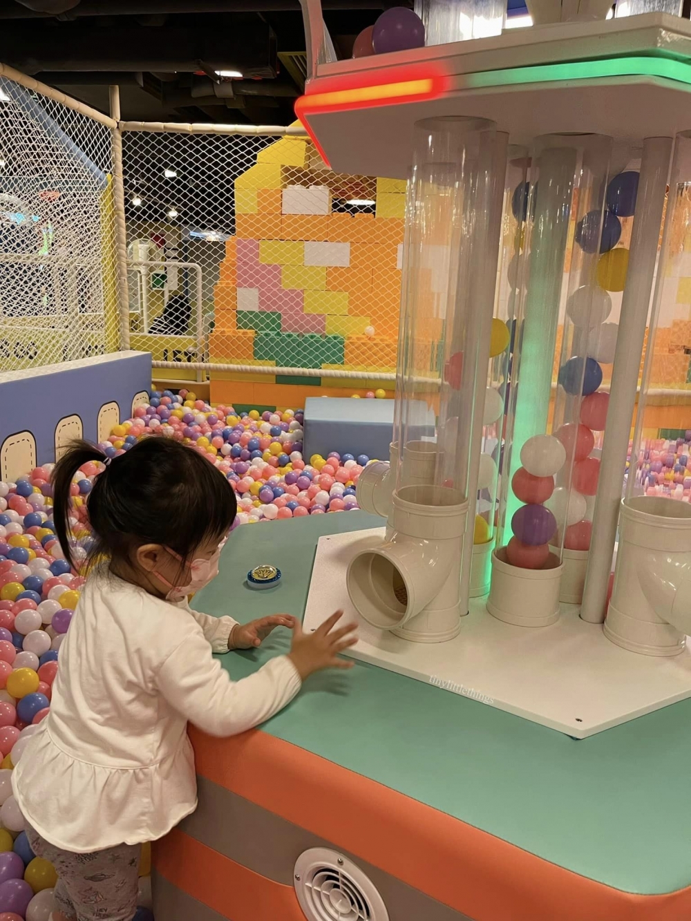 波波池內有特別的玩樂設施。