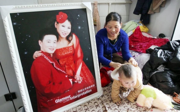 為了兒子的成長，夫妻二人決定搬離「公廁屋」。