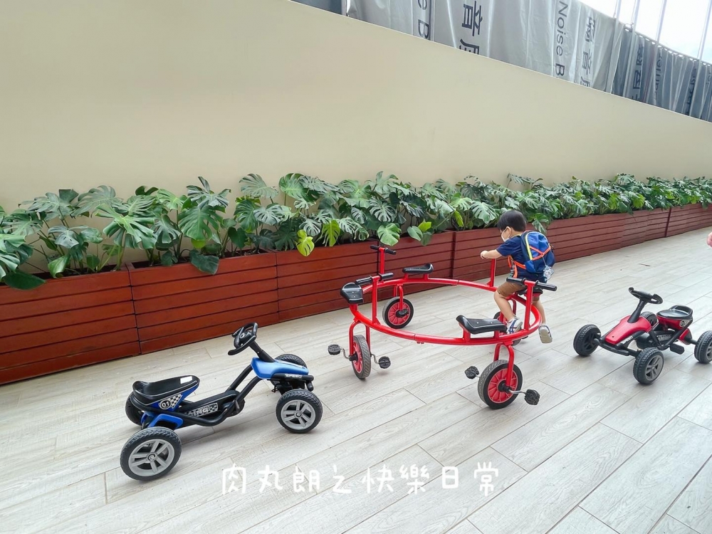 喜喜冰室外頭有特別的四人單車。