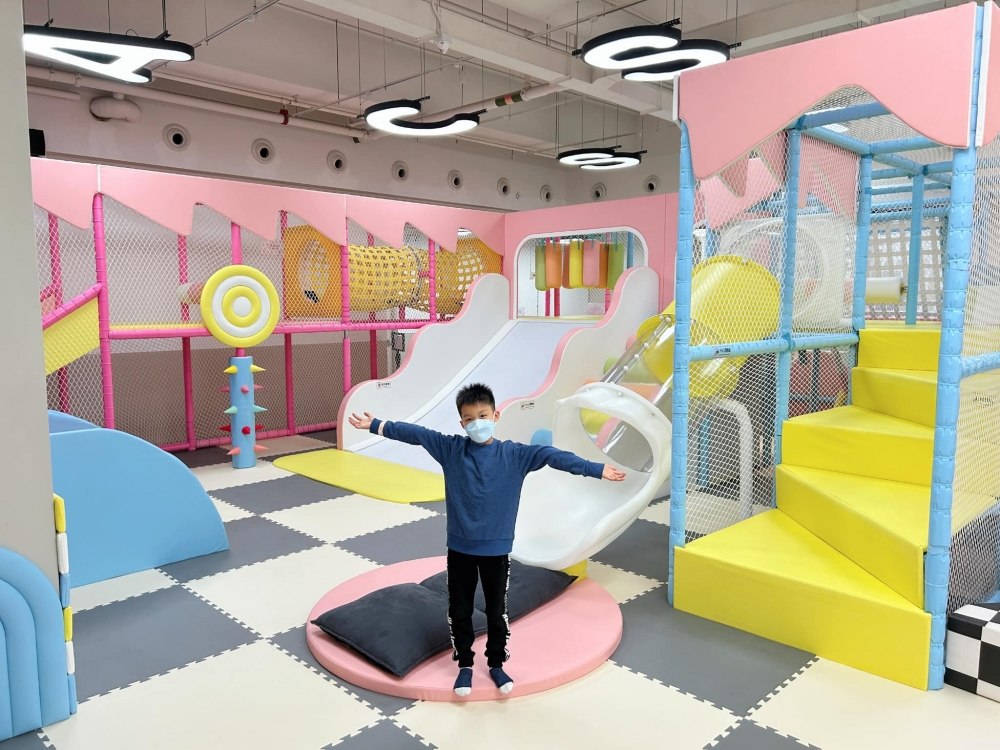 Fantastic Space Playhouse 的大型「糖果造型攀爬迷宮」。