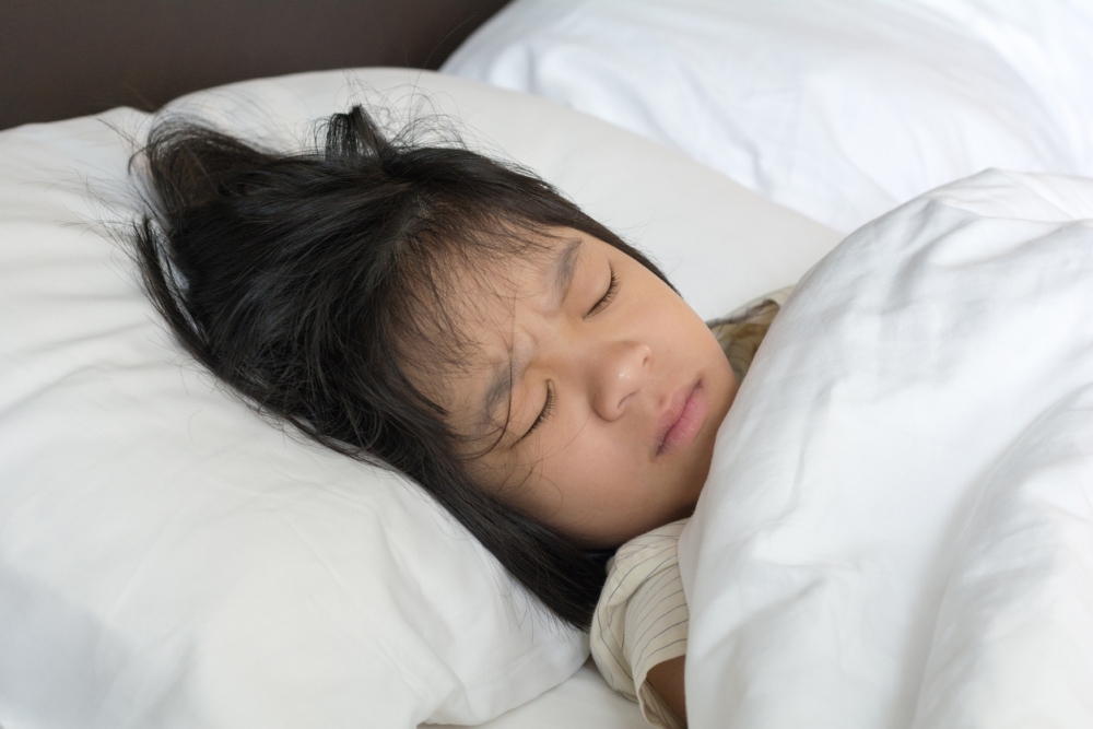 女兒並不知道甚麼是鬼也不怕鬼,但在學校認識後,最近經常半夜發惡夢。