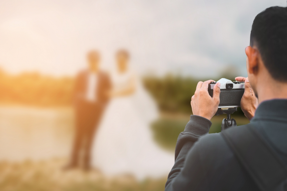 婚禮攝影師收友情價做足全日卻被新人禁止放飯，當着兩人面前刪除所有婚禮照片。