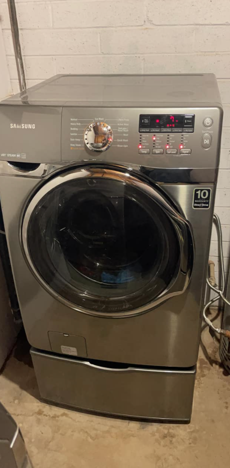 有位兩孩爸爸在購買二手洗衣乾衣機時，收獲一份令他感動落淚的驚喜。
