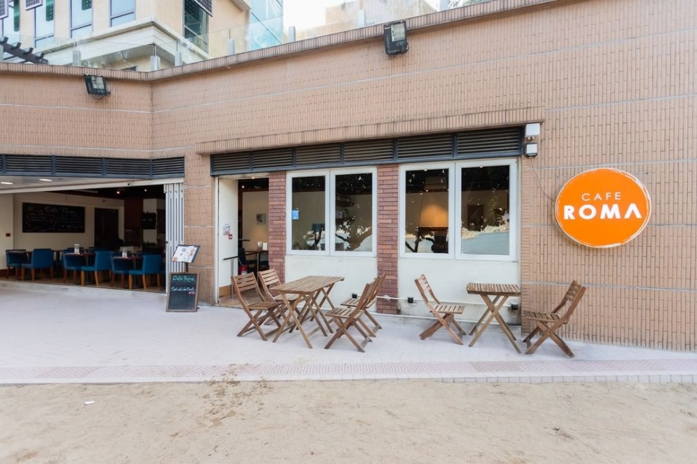 Cafe Roma就位於馬灣東灣沙灘隔壁。