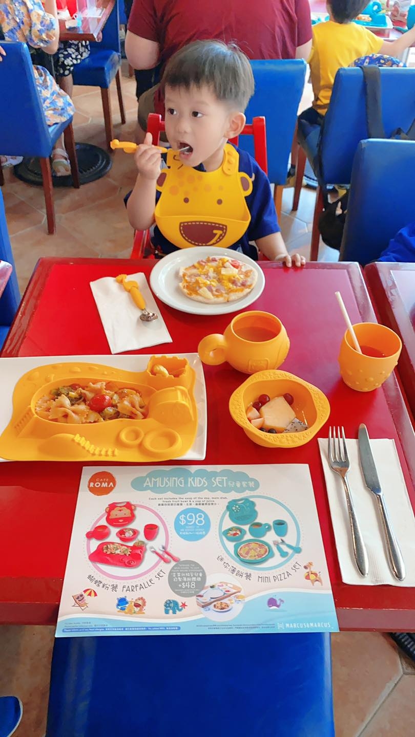 DIY pizza出爐,馬上開吃。