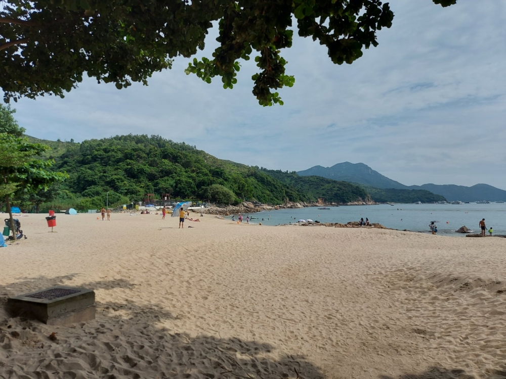 洪聖爺泳灘以細沙聞名，而且屬於淺灘，所以每逢假日總是可以看到一家大小在海灘上玩水、野餐。