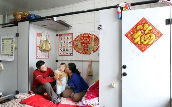 內地一名男子以低價租住旅館公廁。