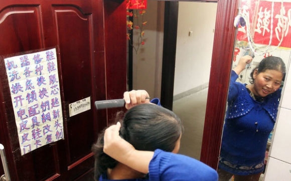 生活雖然拮据，但一家三口樂也融融。