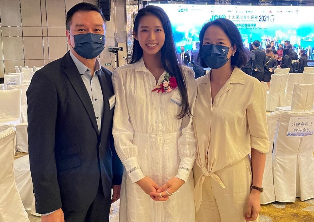 江旻憓致謝辭時感謝父母的支持。