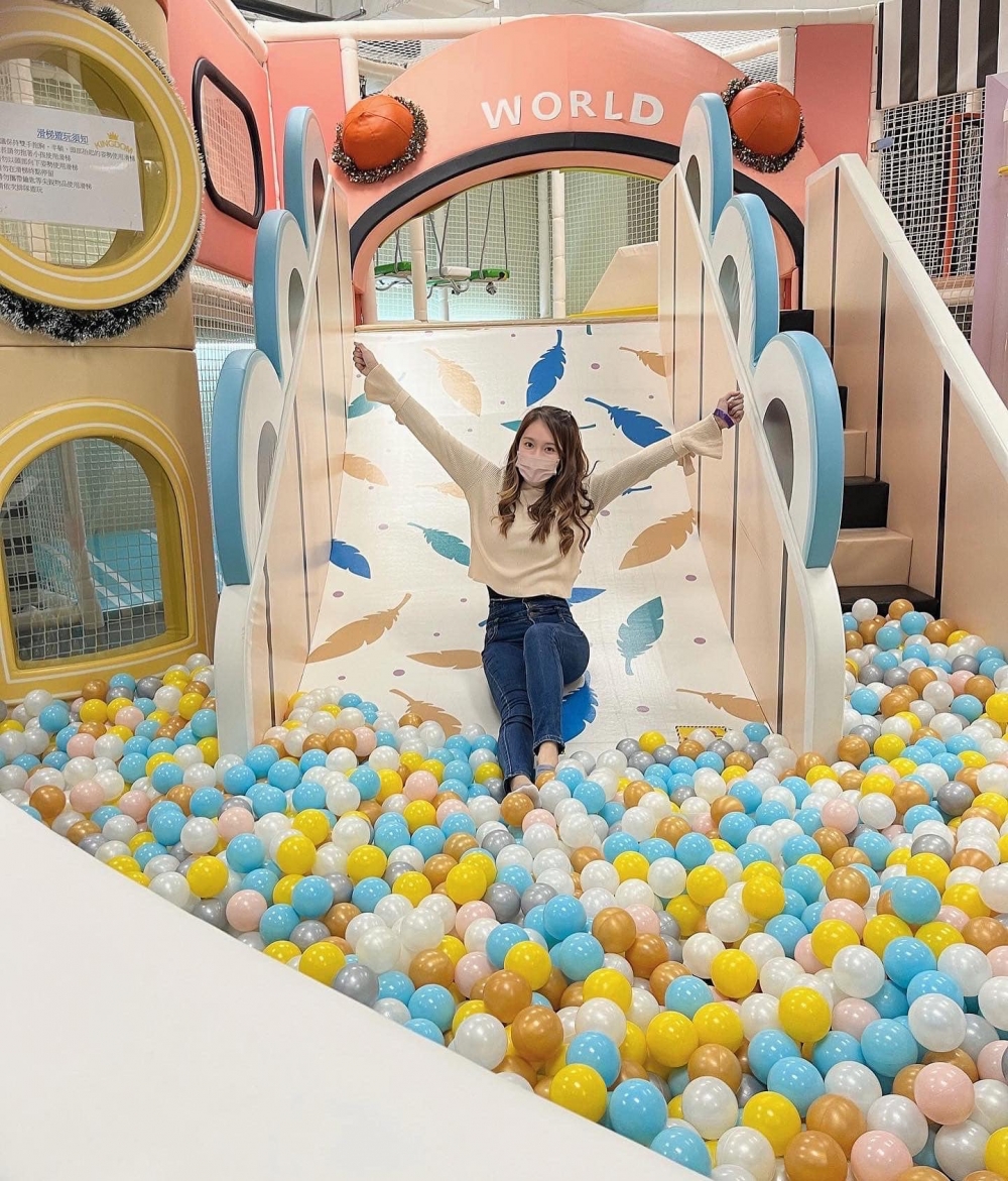 波波池+大型滑梯,大人都可以玩。