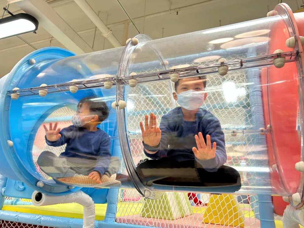 小朋友都勇敢挑戰透明管道!